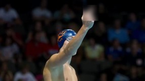 Защо и на кого този канадски плувец показва неприличен жест всеки път преди състезание?