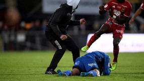 Фен атакува вратар по време на мач в Швеция (ВИДЕО)