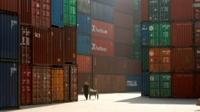 Китай забавя износа, контейнерните превози поевтиняват