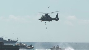 Демонстрация на ВМС изненада туристите на плажа във Варна