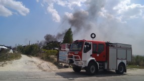 Голям пожар до автокъщи гасиха във Варна (СНИМКИ)