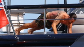 Златан тренира на яхта, съпругата му събира тен (ВИДЕО)