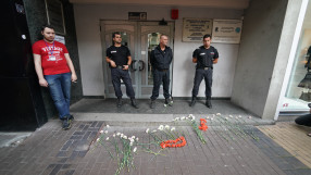 Протестиращи поднесоха цветя пред сградата на областната управа в София