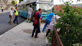 Aвтoбyc c пътници катастрофира в Смолян