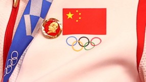 След разследване на МОК: Китай обеща атлетите му да не носят значки с лика на Мао