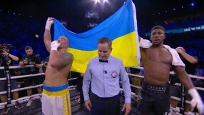 Емоционално: Джошуа и Усик развяха заедно украинския флаг 