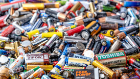 Защо не можете да изхвърляте AA батерии в боклука?