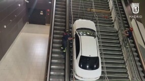 Пожарникари и макара: Открадната кола скочи по стълби в подлез