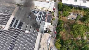 Пожар в производствена сграда в Пловдив (СНИМКИ)