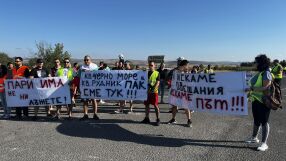 Протест заради лошия път затвори отсечката Бургас - Каблешково (СНИМКИ)