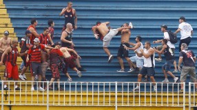 Уникално свиреп бой на гръцки футболен мач (ВИДЕО)