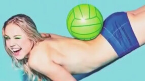 Волейболна националка със секси фотосесия за календар на 