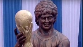 И Марадона се сдоби с абсурдна статуя (ВИДЕО)