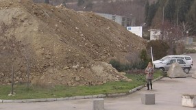 Тонове пръст и строителни отпадъци бяха стоварени на метри от свлачище край Варна