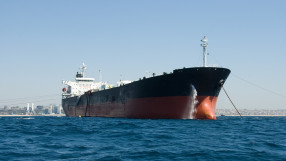 Напрежението в Червено море удря морските превози - таксите за плаване се увеличават