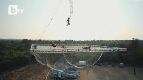 Скокове с батут на 30 метра над земята (ВИДЕО)