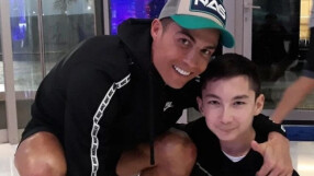 Роналдо направи безценен подарък на момче, родено без крака (ВИДЕО)