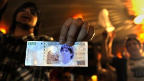 Слагат образа на Марадона върху банкнота
