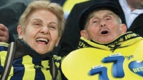Бабата и дядото на целия футболен отбор (ВИДЕО)