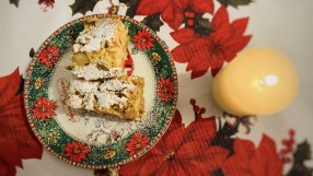 Водещата Александра Кръстева приготвя ябълков сладкиш за Коледа