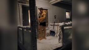 Златан атакува снега само по боксерки (ВИДЕО)
