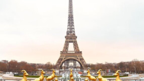 В чест на Меси: Седем златни козли пред Айфеловата кула 