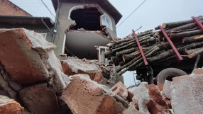 Ремарке на камион се вряза в къща в Белица (СНИМКИ И ВИДЕО)