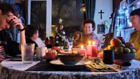 Ева Тепавичарова посрещна Коледа с капама и питка, която е омесила с малкия си син