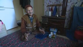 В родопско село: 90-годишният Сали, който посреща всеки минувач с чаша кафе