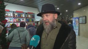 Писателят Радослав Бимбалов говори с читатели на Панаира на книгата в НДК