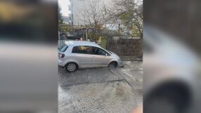 Кола пропадна в дупка, отворила се след авария в Пловдив (СНИМКИ)