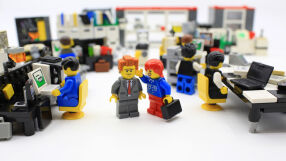 Какво е терапия с Lego? Новият начин да откриеш проблемите с колегите си