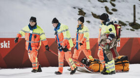 Ужасяващо падане прати ски скачачка в болница (СНИМКИ)