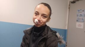 Без съблекалня и часове на студено: 12-годишна фигуристка излезе на леда с кървящ нос