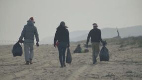 „Морето не е за една ваканция“: Доброволци чистят черноморски плажове