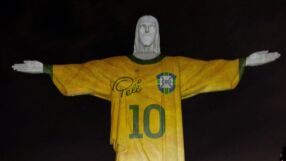 Година без Пеле: Бразилия почете своята икона