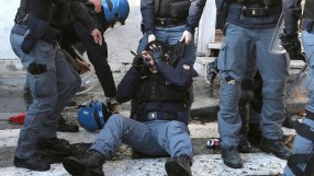 Вижте как полицаи и футболни привърженици окървавиха Рим (ГАЛЕРИЯ+ВИДЕО)