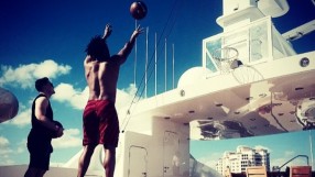 Дейвид Хей играе баскетбол на яхта за 32 млн. евро