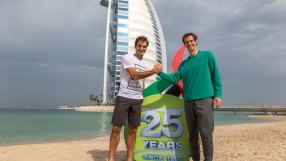 Анди Мъри и Роджър Федерер поиграха тенис на плажа в Дубай (СНИМКИ)