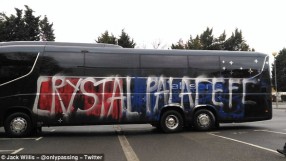 Хулигани изпочупиха автобуса на собствения си отбор