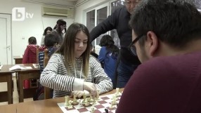 16-годишна шахматистка от Бургас се цели в световния връх (ВИДЕО)