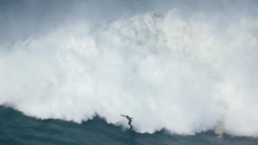 Огромна вълна прати португалски сърфист в болница (ВИДЕО)
