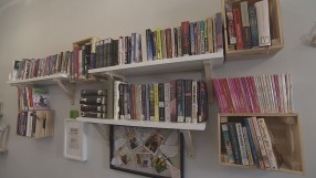 „Вярваме в доброто“: Библиотека с кауза се появи в салон за красота