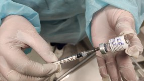 Нов план за ваксиниране дава приоритет на възрастните хора (ОБЗОР)