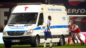 Футболисти бутаха повредена линейка за 12-минутно продължение (ВИДЕО)