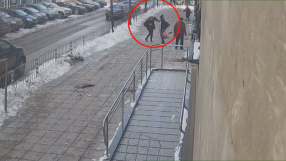 Камери са запечатали момента, в който леден къс пада върху жена в София