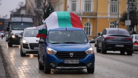 По примера на шофьорите в Канада: Автошествие срещу COVID мерките в София (СНИМКИ)