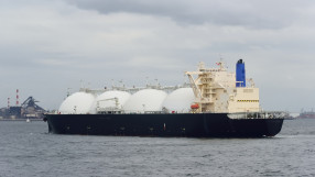Какво представляват танкерите, които пренасят втечнен природен газ? 