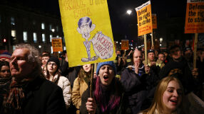 Стотици хиляди стачкуват във Великобритания