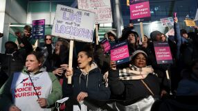 Започна най-голямата стачка в историята на британските здравни служби
